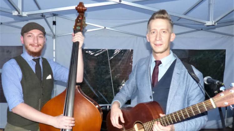 Sorgten als „Keuflich und B.Stächlich“ für Stimmung: Die Musiker Nigel Taylor (links) und Sven Zulys hatten Spaß beim Auftritt.