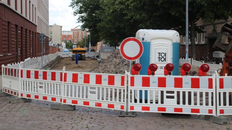 Voll gesperrt: Von der Barcastraße bis zum Kreuzungsbereich der Händelstraße erneuen Bauarbeiter im Auftrag der Stadt die Fahrbahn der Robert-Koch-Straße.