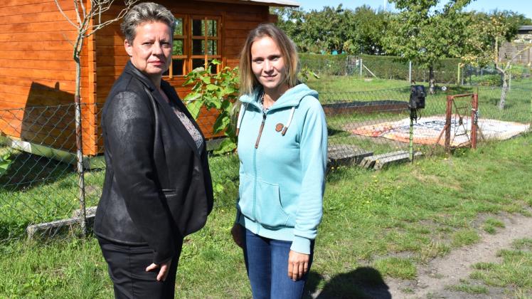 Engagieren sich für den ersten Schulgarten in Güstrow in der Kleingartenanlage „Zur freien Stunde“ am Kuhlenweg: Andrea Brökelschen (l.), Vorsitzende des Kreisverbands der Gartenfreunde, und Rilana Hennecke aus der Geschäftsstelle. 