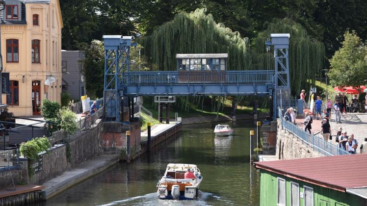 Die Hubbrücke ist oben, so dass die Schiffe durchfahren können. Die Touristen kommen hier nicht auf die andere Seite. Die Hubbrücke ist oben, so dass die Schiffe durchfahren können. Die Touristen kommen hier nicht auf die andere Seite.