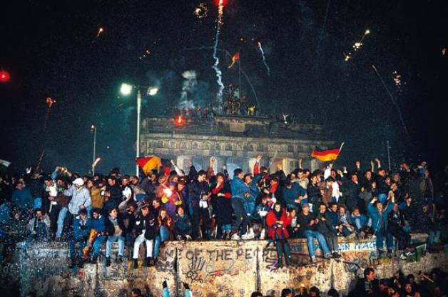 Glücklich und trunken vereint: Deutsche aus Ost und West feiern die Silvesternacht 1989/90 in Berlin. Foto: dpa
