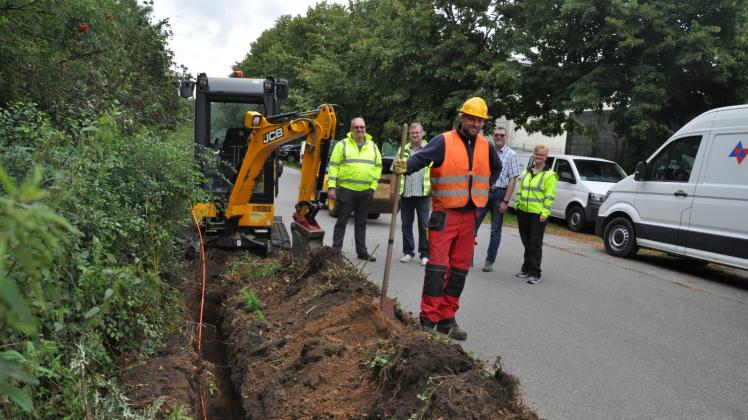 Baustart für das Glasfasernetz in Witzin: Bauleute, Planer und Bürgermeister trafen sich am Neukruger Weg. Baustart für das Glasfasernetz in Witzin: Bauleute, Planer und Bürgermeister trafen sich am Neukruger Weg.