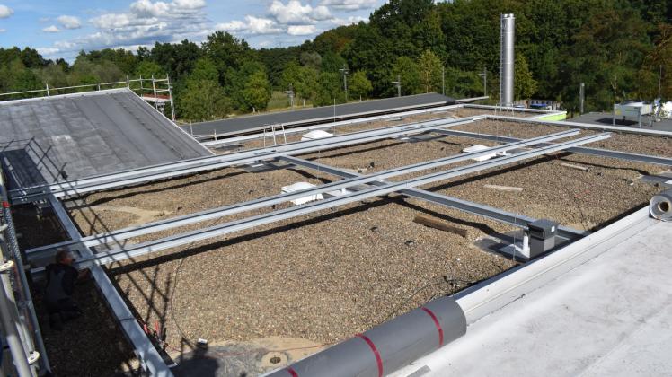 Unterbau für eine Solarthermie-Anlage: Das Freizeitbad Oase in Güstrow lässt sie auf die Dächer der Umkleiden und des Versorgungstrakts bauen. 