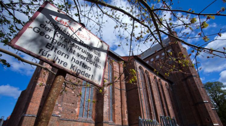 Der Backsteinbau war nach Bombentreffern im Zweiten Weltkrieg und jahrzehntelanger Vernachlässigung in der DDR zur Ruine verfallen und wurde in den letzten zwanzig Jahren wieder aufgebaut. Der Backsteinbau war nach Bombentreffern im Zweiten Weltkrieg und jahrzehntelanger Vernachlässigung in der DDR zur Ruine verfallen und wurde in den letzten zwanzig Jahren wieder aufgebaut.