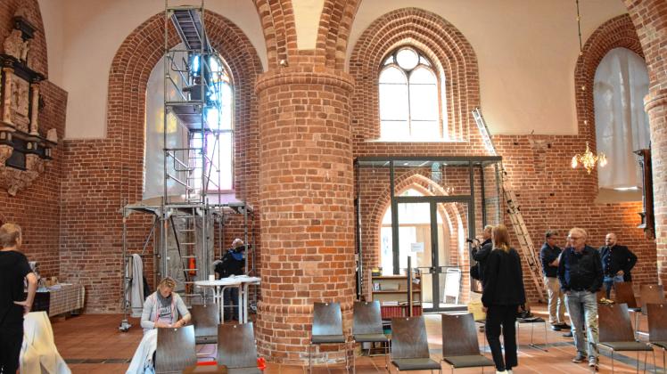 Großprojekt Verdunklung: Sechs große Kirchenfenster in der St.-Nicolai-Kirche sind am Donnerstag mit großen Stoffbahnen für die Filmvorführungen verhüllt worden.