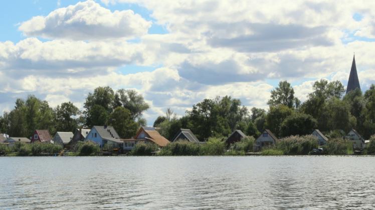 „Von der Obrigkeit geduldet“, schrieb Dieter Benke im Jahr 2002, entstand die Siedlung am Bützower See seit 1955 ohne Bebauungsplan. Geschaffene Zustände wurden vom Bauamt im Nachhinein akzeptiert.