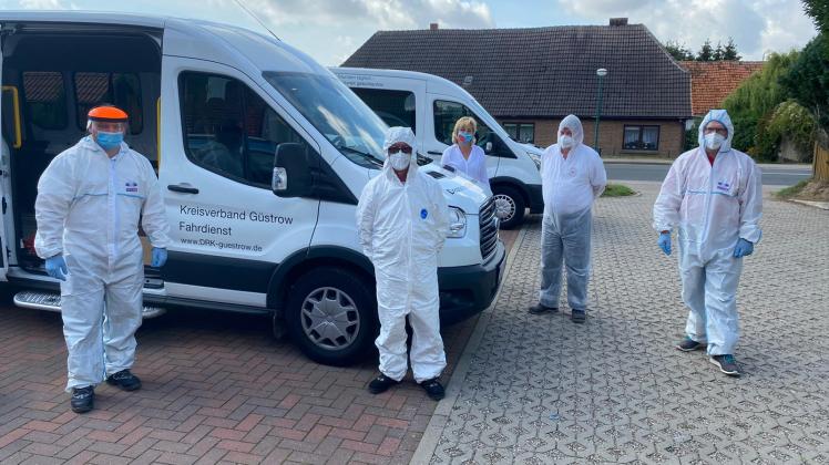 Vor Ort in Rüting: Landrätin Kerstin Weiss (Mitte) machte sich während der Arbeit des Abstrichteams des DRK-Landesverbandes selbst ein Bild. Informationsbroschüren wurden verteilt. Vor Ort in Rüting: Landrätin Kerstin Weiss (Mitte) machte sich während der Arbeit des Abstrichteams des DRK-Landesverbandes selbst ein Bild. Informationsbroschüren wurden verteilt.