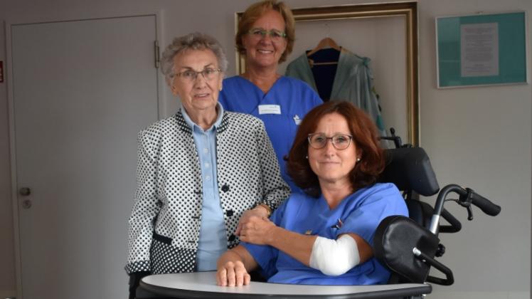 Krankenschwester Jana Kieselbach übernimmt das Probesitzen im Pflegerollstuhl, den Edith Finck (l.) nach dem Tod ihres Sohnes der Palliativstation in der Bützower Warnow-Klinik um die Leitende Öberärztin Dr. Gesine Eschenburg spendet. 