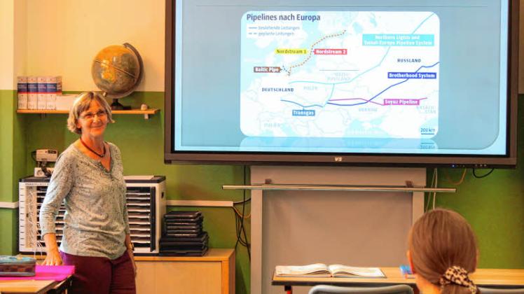 Lehrerin Birgit Böhm am Goethe-Gymnasium Pritzwalk arbeitet mit einem digitalen Whiteboard. 