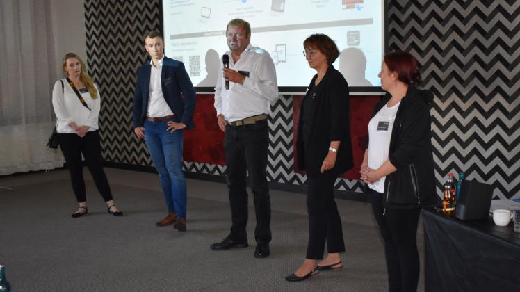 Erste Azubi-Willkommenstage von Mercedes Brinkmann: Doreen Heger (2.v.r.) moderierte die zweitägige Veranstaltung im Van der Valk Resort in Linstow. Sarah Ludewig, Marcus Witt, Thomas Hausdorfer (v.l.) und Dörthe Münchinger betreuten die 25 neuen Mitarbeiter an den beiden Veranstaltungstagen. Erste Azubi-Willkommenstage von Mercedes Brinkmann: Doreen Heger (2.v.r.) moderierte die zweitägige Veranstaltung im Van der Valk Resort in Linstow. Sarah Ludewig, Marcus Witt, Thomas Hausdorfer (v.l.) und Dörthe Münchinger betreuten die 25 neuen Mitarbeiter an den beiden Veranstaltungstagen.