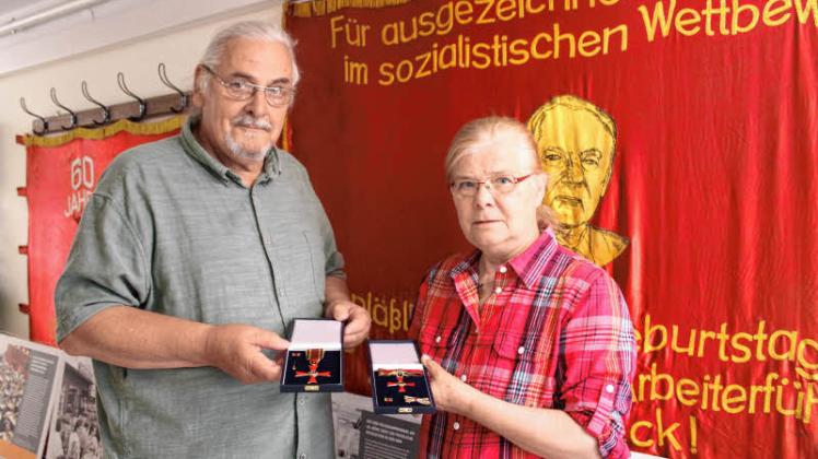 Gisela und Hans-Peter Freimark haben für ihre Erinnerungsarbeit kürzlich das Bundesverdienstkreuz erhalten. Im Hintergrund ein Ausstellungsstück aus dem DDR-Museum in Perleberg. Gisela und Hans-Peter Freimark haben für ihre Erinnerungsarbeit kürzlich das Bundesverdienstkreuz erhalten. Im Hintergrund ein Ausstellungsstück aus dem DDR-Museum in Perleberg.