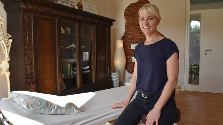 Gemeinsam mit Familie und Freunden hat Lisa Schön ihre neuen Praxisräume in Neustadt-Glewe saniert. Die 36-Jährige ist osteopathische Therapeutin. Gemeinsam mit Familie und Freunden hat Lisa Schön ihre neuen Praxisräume in Neustadt-Glewe saniert. Die 36-Jährige ist osteopathische Therapeutin.