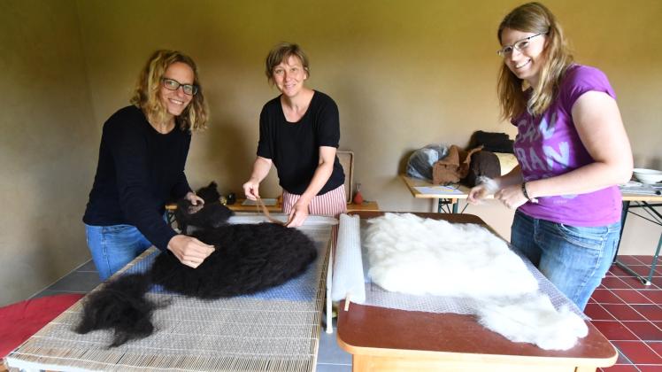 Sie fertigten in stundenlanger Arbeit Sitzkissen aus Schafwolle: Kira Schwedt, Astrid Fiedler und Nicole Mühlenkamp. 