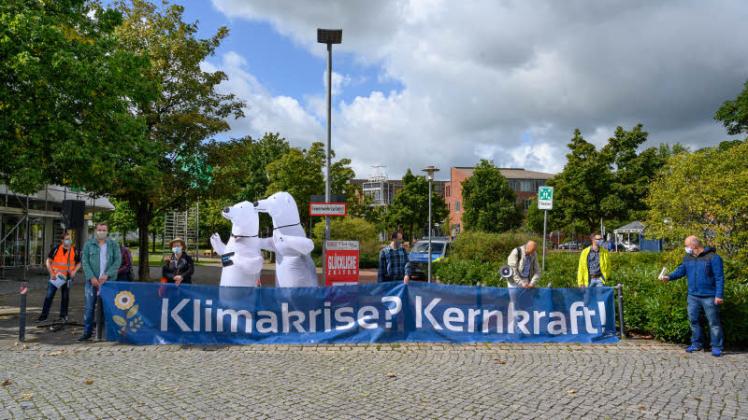Der kleine Demonstrationszug endete vor dem Theater.
