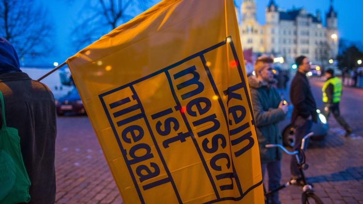 Gegner der islamkritischen MVgida-Bewegung demonstrieren am 09.03.2015 in Schwerin 