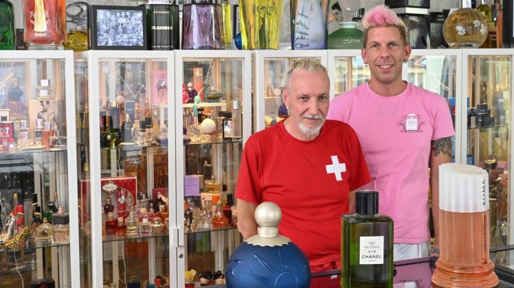 Die Schweizer Francis Kessler (l.) und sein Lebenspartner Claudio Besenzoni stehen im Parfümmuseum. 