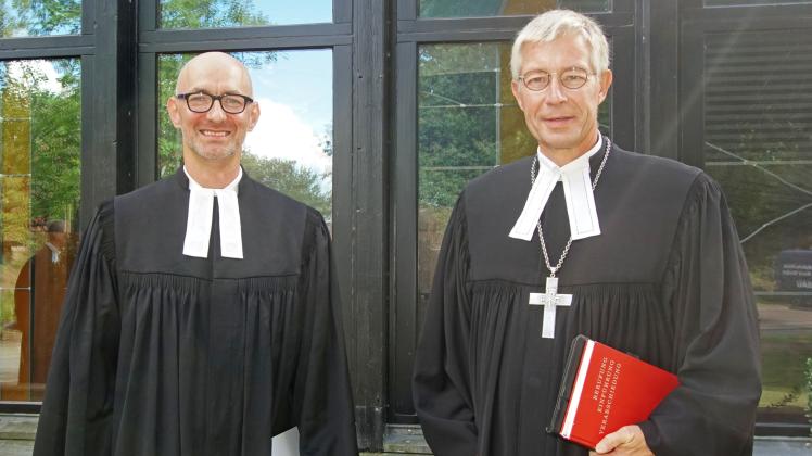 Pastor Jan Witold Chwastek (links) stammt ursprünglich aus Polen. Am Sonntag wurde er in Fockbek von Propst Sönke Funck in sein Amt als Vertretungspastor eingeführt.