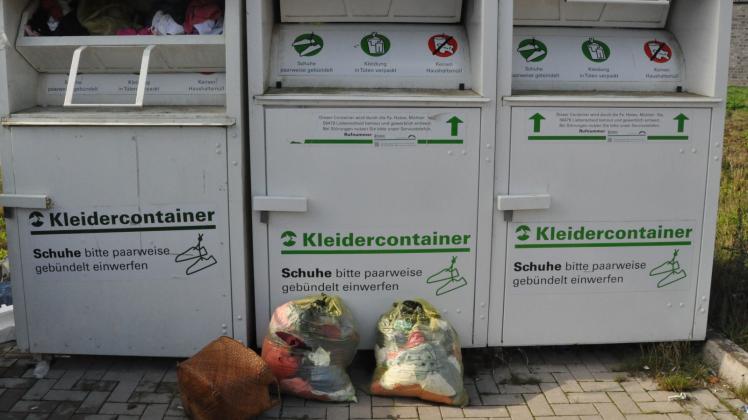 Kleidercontainer hinter dem Aldi-Markt in Sternberg: Die Bürger bringen mehr als vor der Corona-Zeit. 