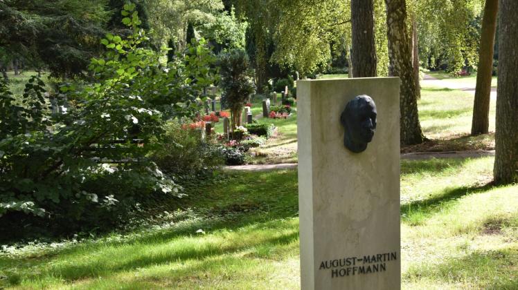 Zu den besonderen Ruhestätten auf dem Waldfriedhof gehört das Grab des Bildhauers August Martin Hoffmann, der viele Skulpturen im Stadtgebiet schuf. 