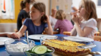Für das Mittagessen ihrer Kinder in den Barmstedter Kitas sollen Eltern künftig deutlich mehr bezahlen als bislang.