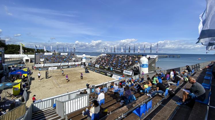 Zuschauer sitzen bei den Deutschen Meisterschaften im Beachvolleyball in der Arena.