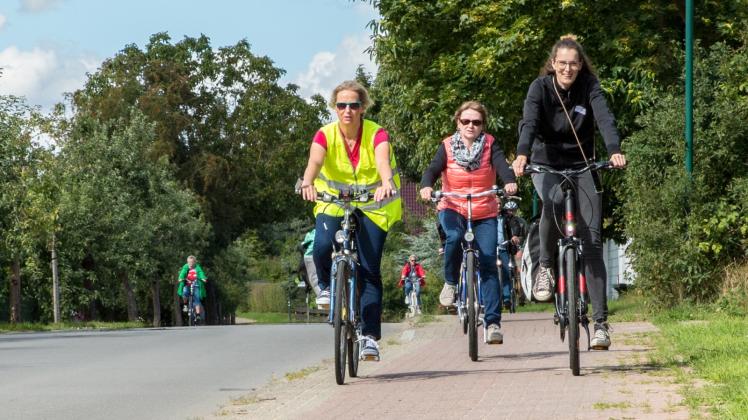 Nicht ganz optimal: In Lübstorf teilen sich Fußgänger und Radfahrer einen Weg. Bei mehreren Touren prüfen geschulte Mitarbeiter eines Neusser Planungsbüros die Radwege in Westmecklenburg.