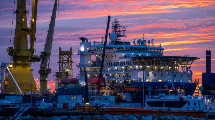 Das russische Verlegeschiff «Akademik Tscherski» liegt vor Sonnenaufgang im Hafen Mukran auf der Insel Rügen. Das Spezialschiff wird im Hafen für seinen Einsatz zum Weiterbau der Ostseepipeline Nord Stream 2 vorbereitet.