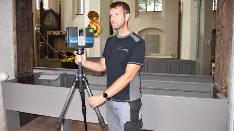 Mit einem 3D-Laserscanner konnte Oliver Niemann am Dienstag den Innenraum der Stadtkirche von Gadebusch Punkt für Punkt vermessen.