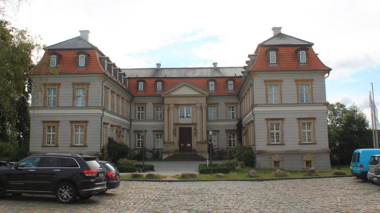 Heute ein Hotel, damals Herzogenresidenz: Das Neue Schloss ist ein Bauwerk im Stil des holländischen Barocks. 