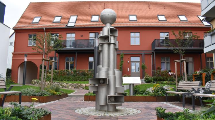 Der Kirschbrunnen im neu gestalteten Klosterhof in Güstrow:  Am Tag des offenen Denkmals am Sonntag gibt es um 11.15 und um 13.30 Uhr Vorträge zum Kirschbrunnen und zur Umgestaltung des Hofes.