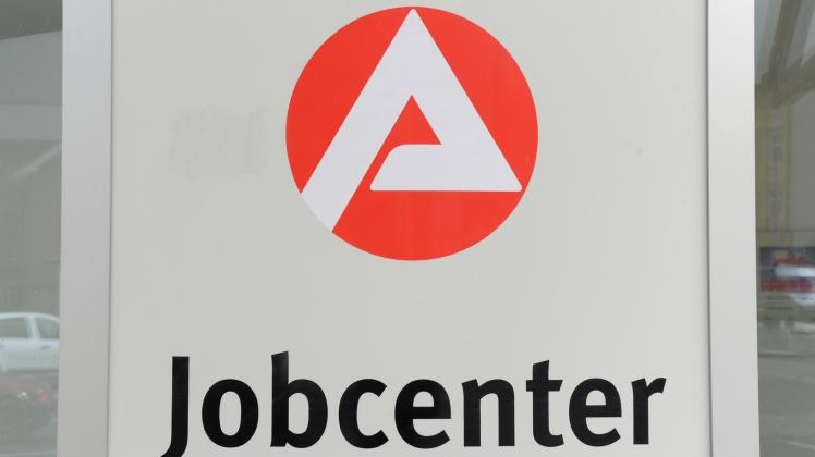 Blick auf das Logo der Arbeitsagentur am Eingang zum Jobcenter in Stralsund.