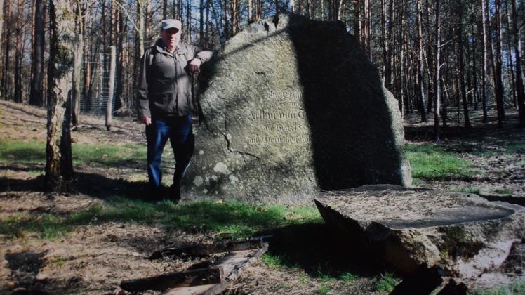 Auf Besuch am Gedenkstein: Vor der Umsetzung hat sich Manfred Rolletschek den zwei Tonnen schweren Stein noch einmal genau angesehen. 