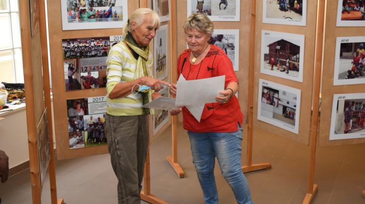 „Die sind gut!“ Vereinschefin Monika Thomsen (r.) und Karin Papenhagen, Mitglied des erweiterten Vereinsvorstandes, bauen die Fotoschau zum Vereinsjubiläum auf. 