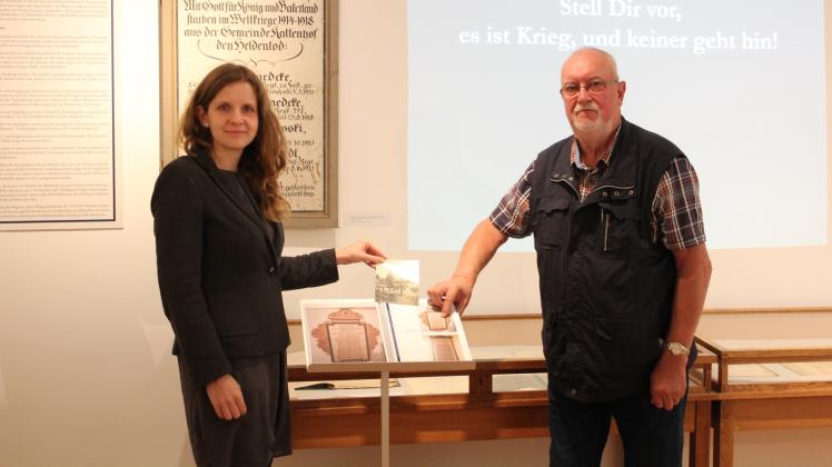 Dietrich Albrecht (r.) zeigt auf das Foto des Kriegerdenkmals, hier mit Museumsleiterin Anja Pöpplau. 