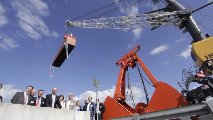 2014 war man noch voller Hoffnung, Ministerpräsident Dietmar Woidke gratulierte der Stadt zur Investition im Hafen. Fotos: Lars Reinhold 2014 war man noch voller Hoffnung, Ministerpräsident Dietmar Woidke gratulierte der Stadt zur Investition im Hafen. Fotos: Lars Reinhold