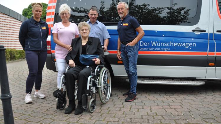 Beim Start zur Fahrt nach Schwerin: Christa-Marie Leon mit den Krankenschwestern Nicole Steinicke und Jana Schulte, Caritas-Koordinator Friedemann Schirrmeister sowie Rolf Radowitz vom ASB (v. l.) Beim Start zur Fahrt nach Schwerin: Christa-Marie Leon mit den Krankenschwestern Nicole Steinicke und Jana Schulte, Caritas-Koordinator Friedemann Schirrmeister sowie Rolf Radowitz vom ASB (v. l.)