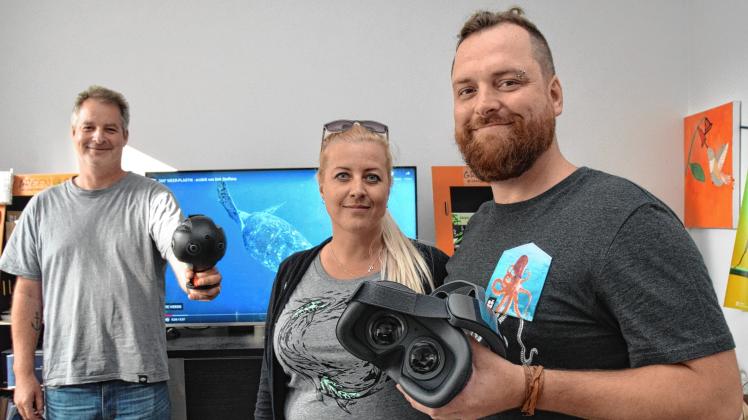 Geben den Ton an bei 360-Grad-Filmen: die Meeres-Naturfilmer (v. l.) Daniel Opitz (mit einer 360-Grad-Kamera) sowie Claudia und Hendrik Schmitt (mit VR-Maske).