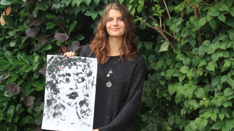 Ihr Selbstportrait symbolisiert für Miriam Hildesheim ihre Auseinandersetzung mit ihren eigenen Gedanken zum Thema  „Zuhause“.