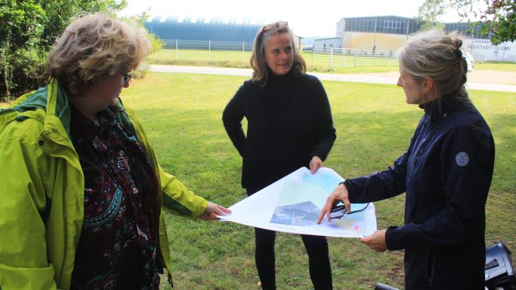 Nach langen Gesprächen steht der Entwurf: Bürgermeisterin Doreen Radelow (l.) und die Projektverantwortliche Britta Kley (r.) klären noch letzte Details mit Architektin Christine Rutsch. 