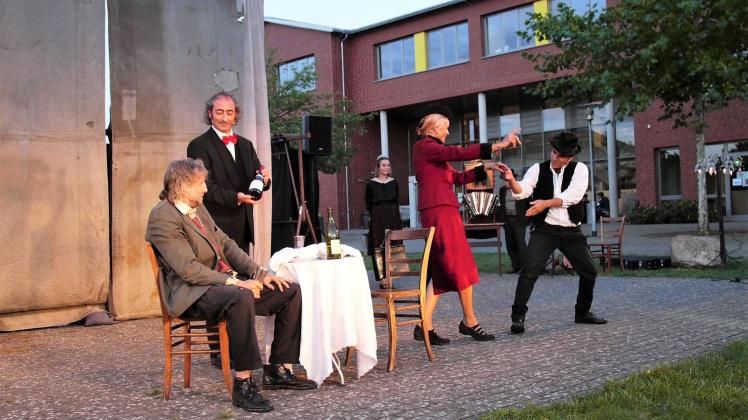 Überzeugten mit einer dramatisierten Fassung von „Der Trinker“: Das Wandertheater Ton und Kirschen in Lübz.  