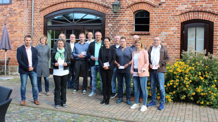 Die Überweisungsscheine in der Hand: Unternehmer aus der Prignitz spenden je 1000 Euro an das Hospiz. Die Überweisungsscheine in der Hand: Unternehmer aus der Prignitz spenden je 1000 Euro an das Hospiz.