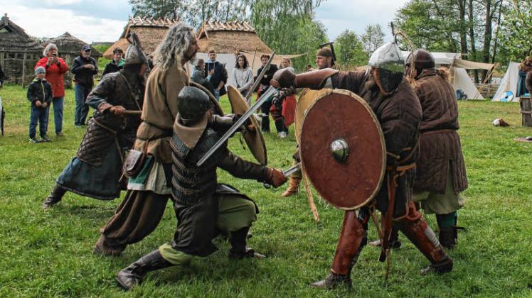Die Schwerter sind scharf: Hier demonstrieren die gemischten Wikinger-Gruppen Schildwall und Valhalla Ulfhednar eine Kampfszene im Archäologischen Freilichtmuseum Groß Raden. Die Schwerter sind scharf: Hier demonstrieren die gemischten Wikinger-Gruppen Schildwall und Valhalla Ulfhednar eine Kampfszene im Archäologischen Freilichtmuseum Groß Raden.