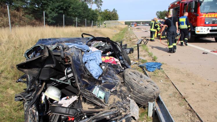 Die Feuerwehrleute aus Grabow und Ludwigslust konnten dem Fahrer nicht mehr helfen, die Beifahrerin wurde mit schweren Verletzungen aus dem Wrack befreit. 