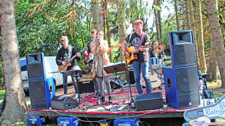 Die Livebands: Maaemo und The Joung Real Trick aus Rostock mit Sänger und Songwriter Clemens Blaschek (r). Die Livebands: Maaemo und The Joung Real Trick aus Rostock mit Sänger und Songwriter Clemens Blaschek (r).