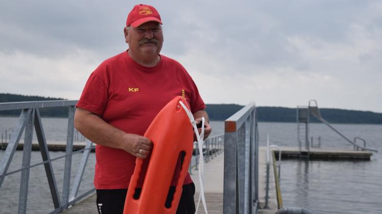 Am Wariner Strandbad endet eine Ära: Schwimmmeister Klaus Fröhlich geht nach dreieinhalb Jahrzehnten in den wohlverdienten Ruhestand. Am Wariner Strandbad endet eine Ära: Schwimmmeister Klaus Fröhlich geht nach dreieinhalb Jahrzehnten in den wohlverdienten Ruhestand.