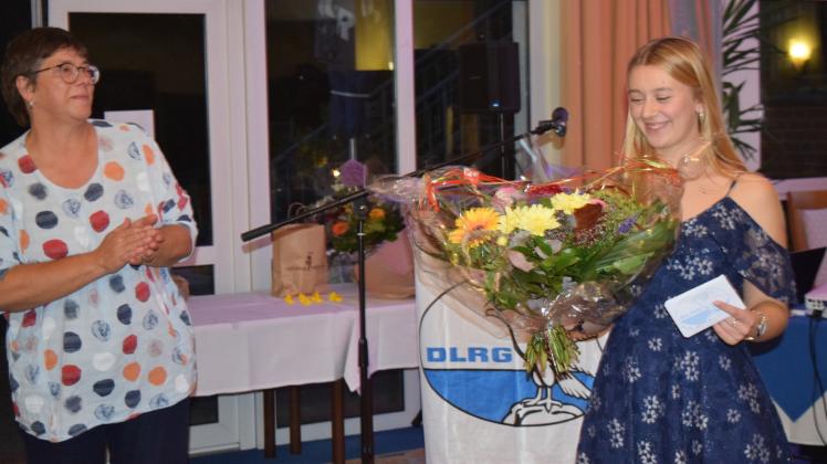 Blumenstrauß für die bisherige Jugendwartin Gini Martens durch die Vorsitzende des Wariner DLRG-Ortsverbandes, Simone Benke-Saathoff.
