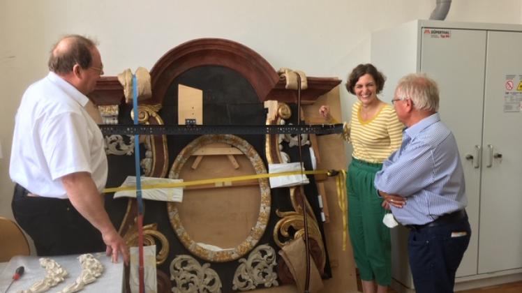Restaurierung in Dresden: Prof. Dr. Andreas Schulze (l.), die wissenschaftliche Mitarbeiterin Ulrike Schauerte und Dr. Gerhard Schotte schauen sich das Epitaph an. Restaurierung in Dresden: Prof. Dr. Andreas Schulze (l.), die wissenschaftliche Mitarbeiterin Ulrike Schauerte und Dr. Gerhard Schotte schauen sich das Epitaph an.