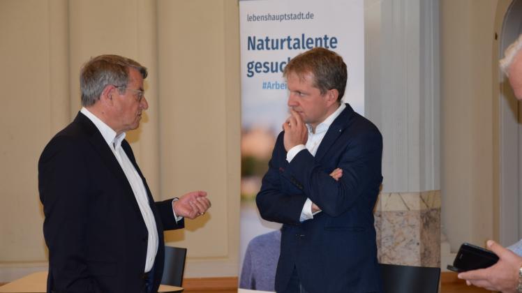Beraten zusammen über die Entwicklung des Stadtmarketings: Oberbürgermeister Rico Badenschier (r.) und Dietrich von Albedyll von der Marketing-Initiative der Wirtschaft. 