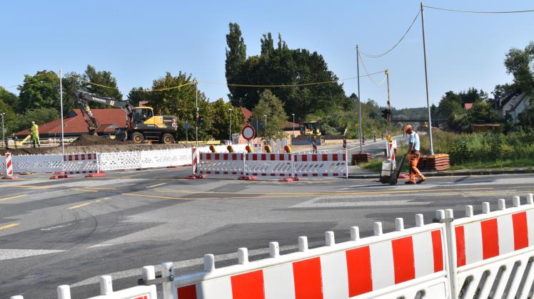 Durchfahrt verboten: Mit gelben Linien wird die Umleitung im Kreuzungsbereich gekennzeichnet. Durchfahrt verboten: Mit gelben Linien wird die Umleitung im Kreuzungsbereich gekennzeichnet.