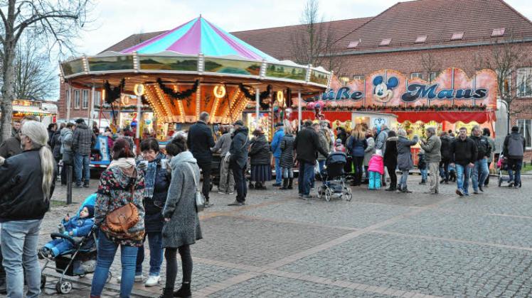 Die Ludwigsluster Stadtvertretung will den traditionellen Adventsmarkt auch in diesem Jahr stattfinden lassen. Aufgrund der aktuellen Corona-Pandemie soll ein entsprechendes Konzept erarbeitet werden.